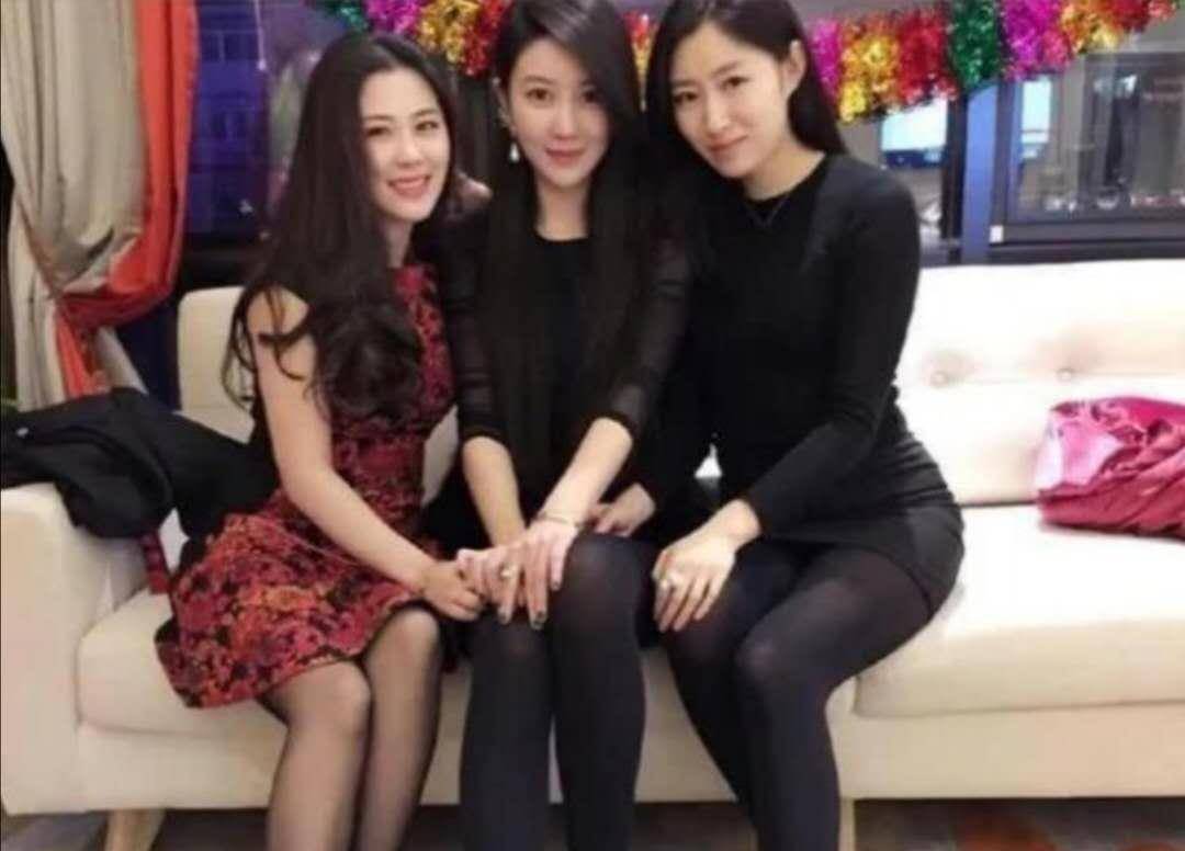 没人能看出来她们谁是妈妈谁是女儿,网友把她们称为"最美母女三人"