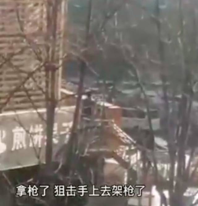 山东泰安一银行发生抢劫案，目击者：疑听到枪声，有人被抬上救护车，事发地已恢复正常
