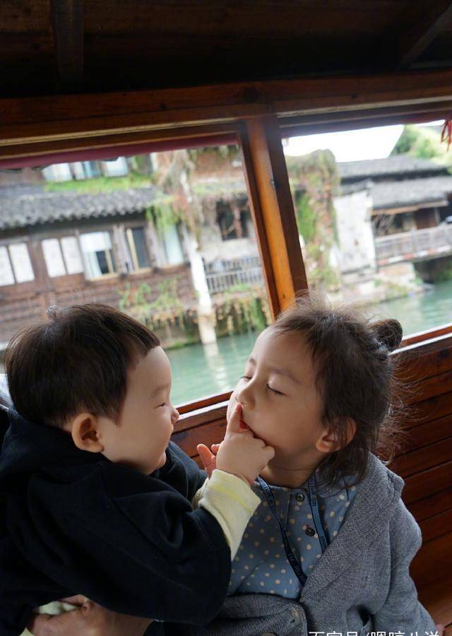 孙莉罕见晒三胎儿子照片,被多妹牵着乖巧走路,后脑勺