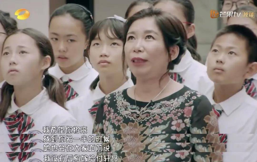 原创郭晶晶过节日，一家六口同框画面甜蜜：好的婚姻，需要男人成全