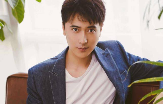 由于李瑞超长着非常帅气的模样和高挑的个子,他又非常的喜欢模仿,之后