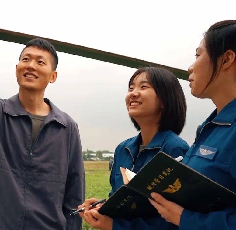 23岁的韩佳宁，正在祖国的蓝天奋力飞翔，追寻自己的理想。越来越多优秀