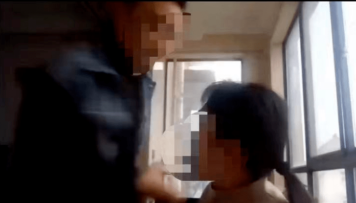 女教师上网课时遭家暴学生报警，警方回应