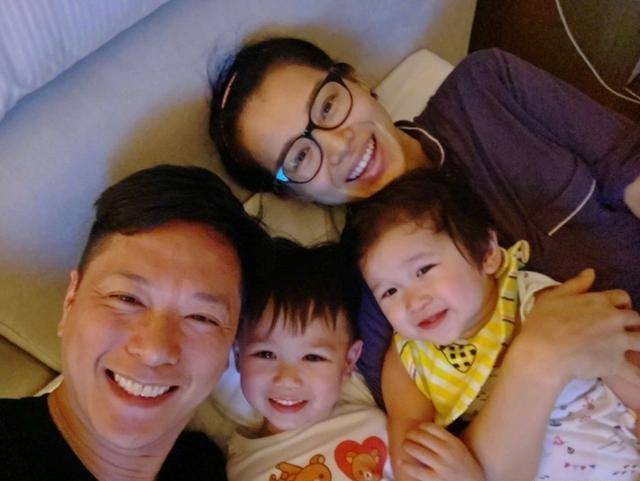 李奕霆一大早受伤,胡杏儿老公却笑个不停,父子俩配合