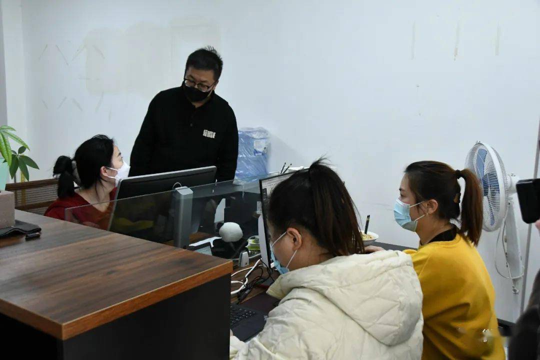 记者又来到石楼微商城平台运营中心，看到工作人员们正在熟练地处理着订