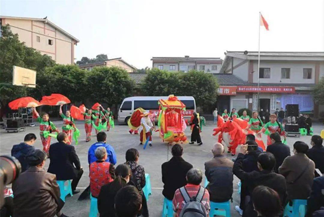 自贡市荣县花船表演.群众在哪里,文明实践活动就延伸到哪里.