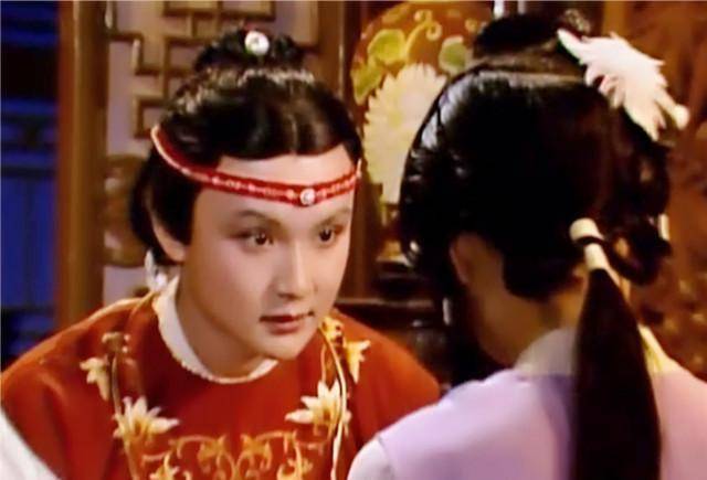 其实贾宝玉和贾琏的品行相差无几,只是因为宝玉年纪