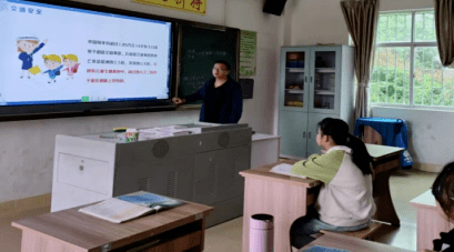 城区开展"文明交通 安全相伴"主题队日活动_队会_中小学_红草镇