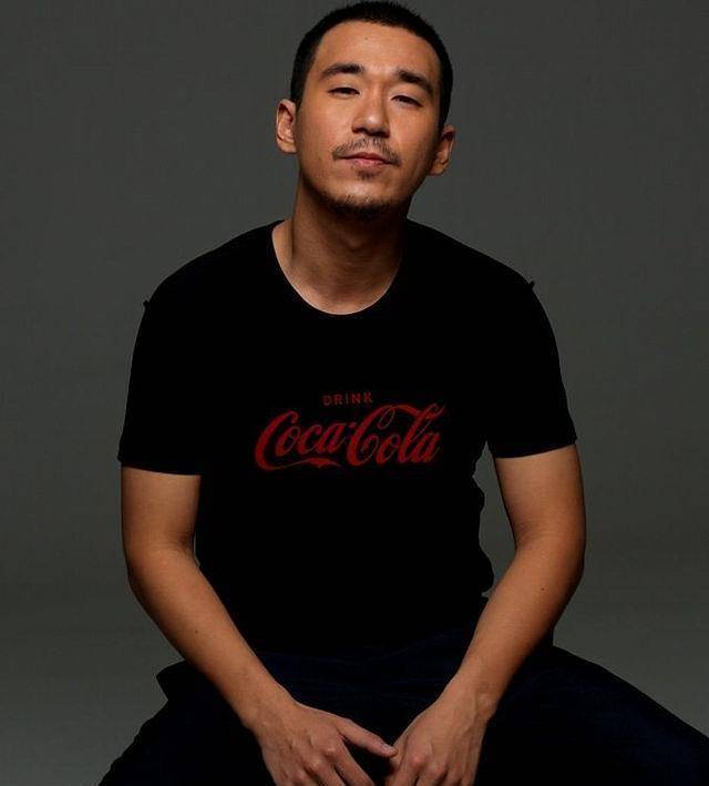 张默犯下的第一个事可能就是打自己的女友,这件事