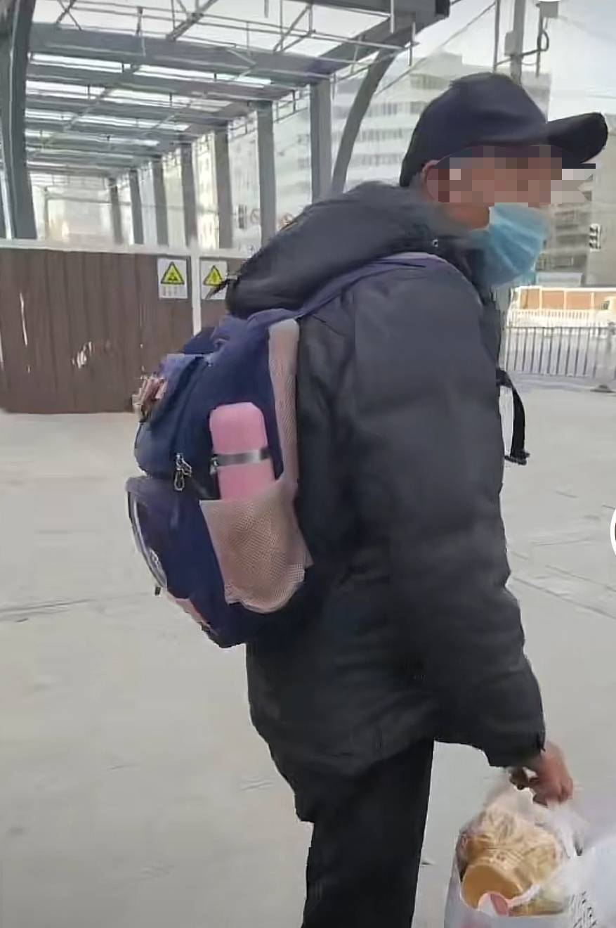 兰州一老人在垃圾桶里找吃的,路人见状赠送一大袋面包  第1张 兰州一老人在垃圾桶里找吃的,路人见状赠送一大袋面包  第1张