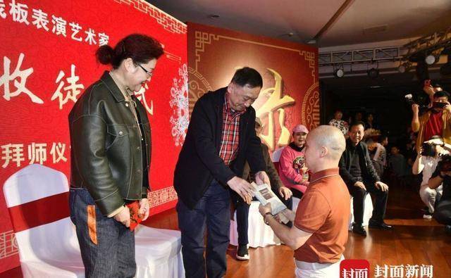 巴蜀笑星"矮冬瓜"拜师张徐李伯清媛凤罗大春等500嘉宾现场祝贺_林晓东