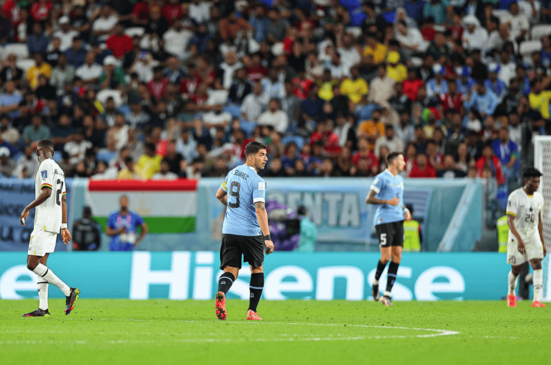 孙兴慜哭了，苏亚雷斯哭了！世界杯超神反转，乌拉圭愤怒围攻裁判
