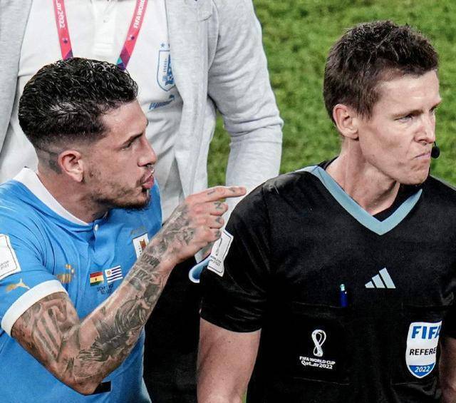 乌拉圭或被国际足联严惩，禁止参加世预赛！赛后围攻裁判推搡骂人