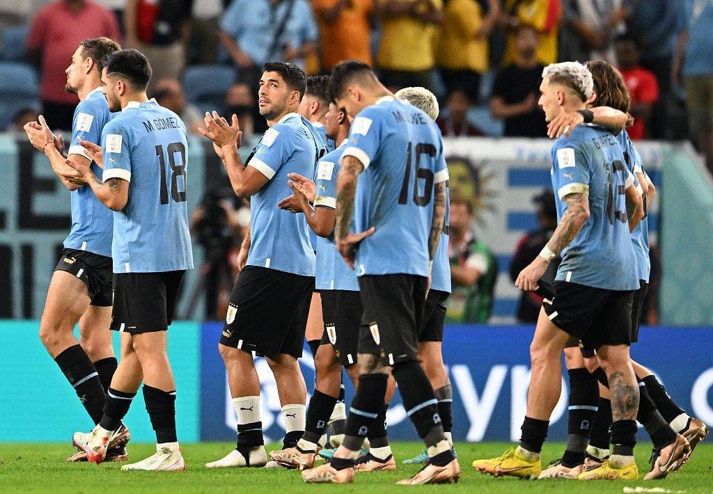 乌拉圭赢球仍出局！为了轻视韩国买单，赛后苏亚雷斯围攻裁判，苏亚雷斯落泪
