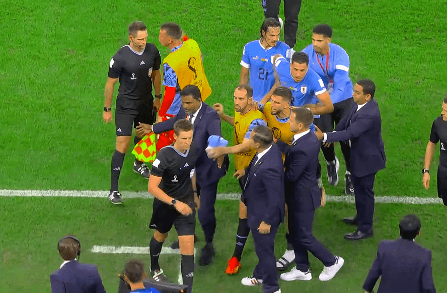 太不甘心！乌拉圭球员赛后围攻裁判，场面混乱，苏亚雷斯泣不成声