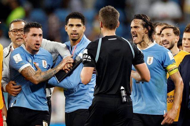 乌拉圭肆意闯祸！裁判集体围攻+爆锤VAR，FIFA或罚款巨款+禁赛