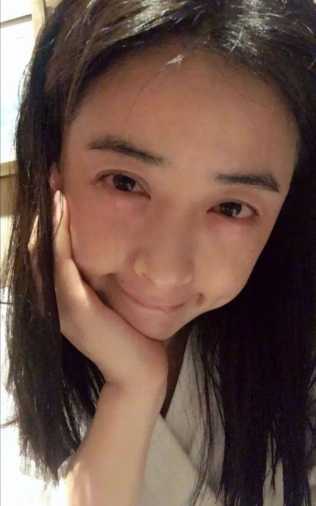 蒋欣纯素颜算不错的了,但跟叶璇一对比,依旧很一般不起眼!