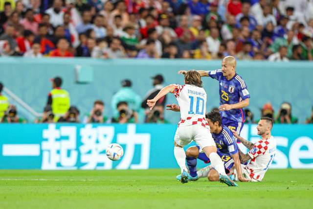 2-4！亚洲之王轰然倒下！差点缔造汗青，日本离世界杯八强更近了