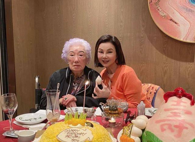 林建岳为母亲举办97岁寿宴，四代人敦睦相处，林妈妈浓眉霸气