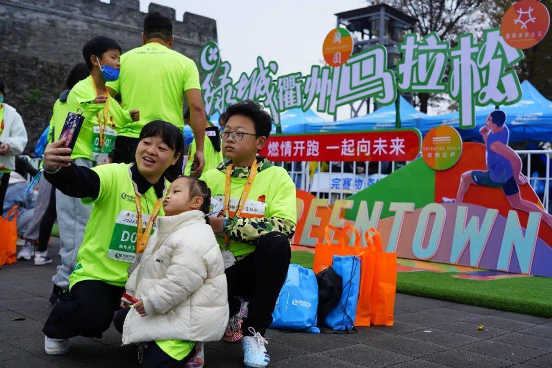 花落谁家迷你马拉松第一名选手冲过终点.