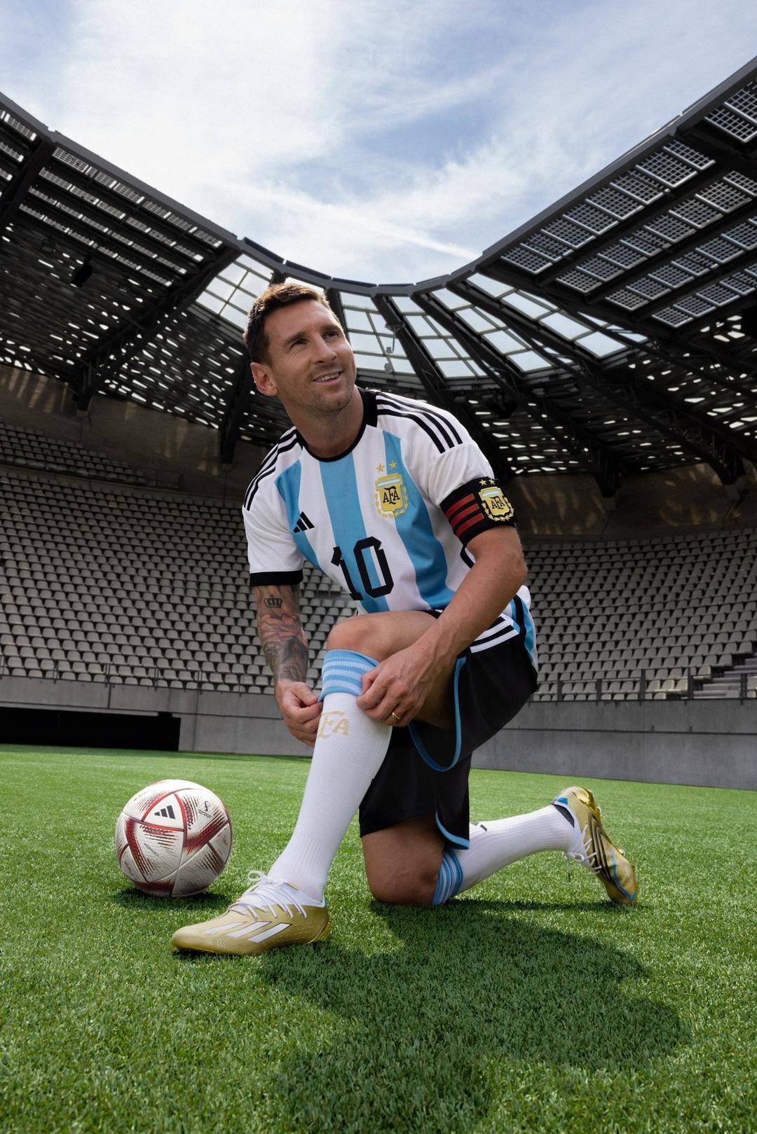 世界杯决赛用球“梦想”亮相 顺便带火了“梅西刮胡子”