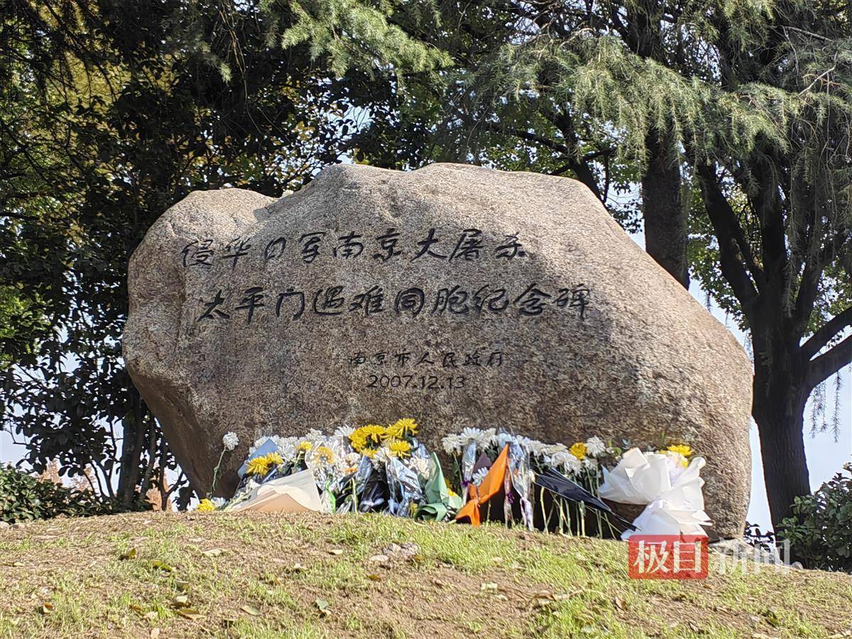 在太平门遇难同胞纪念碑和挹江门遇难同胞纪念碑前,也早已有市民摆满