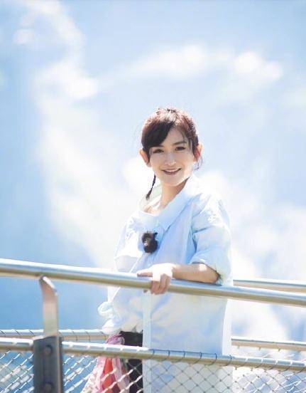 谢米乐M6 M6米乐娜解锁瑜伽新姿势健身同时不忘教9个月双胞胎女儿认识水果(图1)