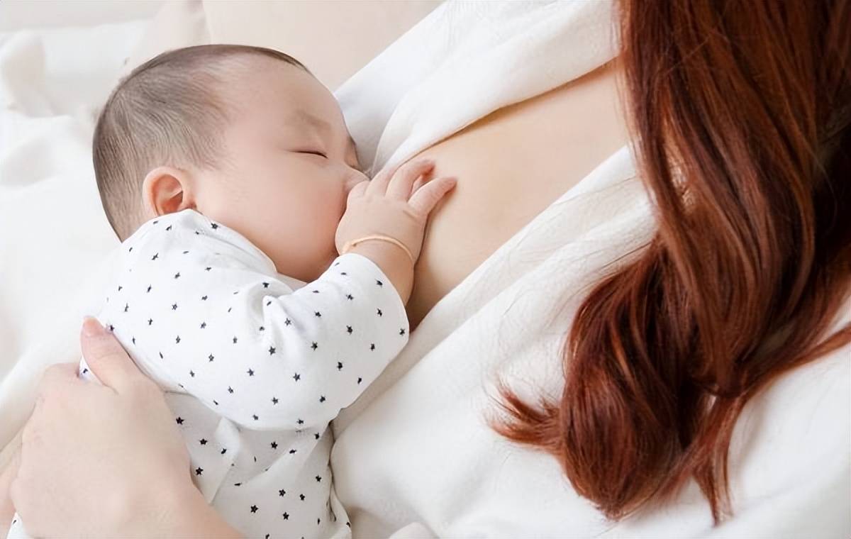 刚出生宝宝该怎么喂奶？正确的母乳喂养方法很关键