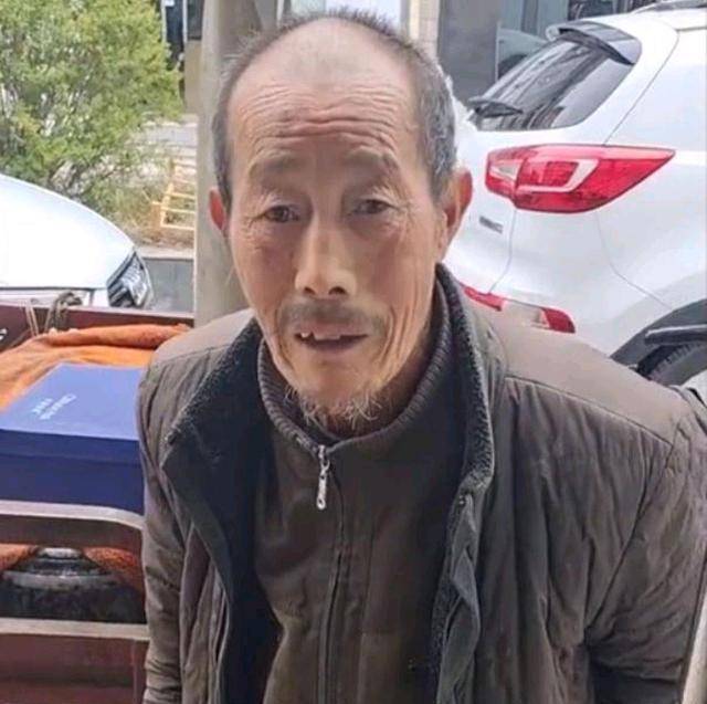 山西一大爷收纸箱被拒绝,满脸失落离开时老板娘