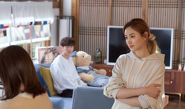 小姑子发现嫂子出轨，却主动帮她瞒着，嫂子：你不就是想和我一样