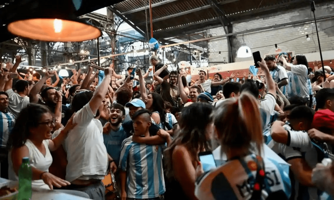 “像在天堂一样快乐！” 阿根廷数万球迷涌上街头庆祝夺冠，如狂欢节一般