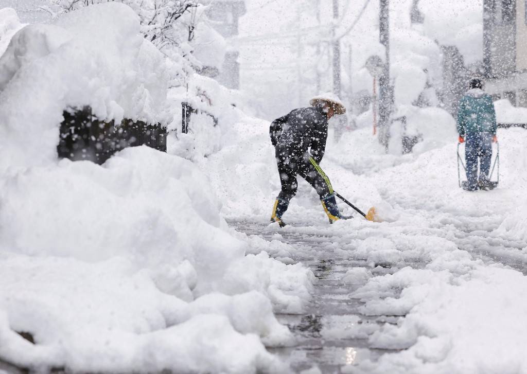 日本多地降暴雪 交通通信受影响