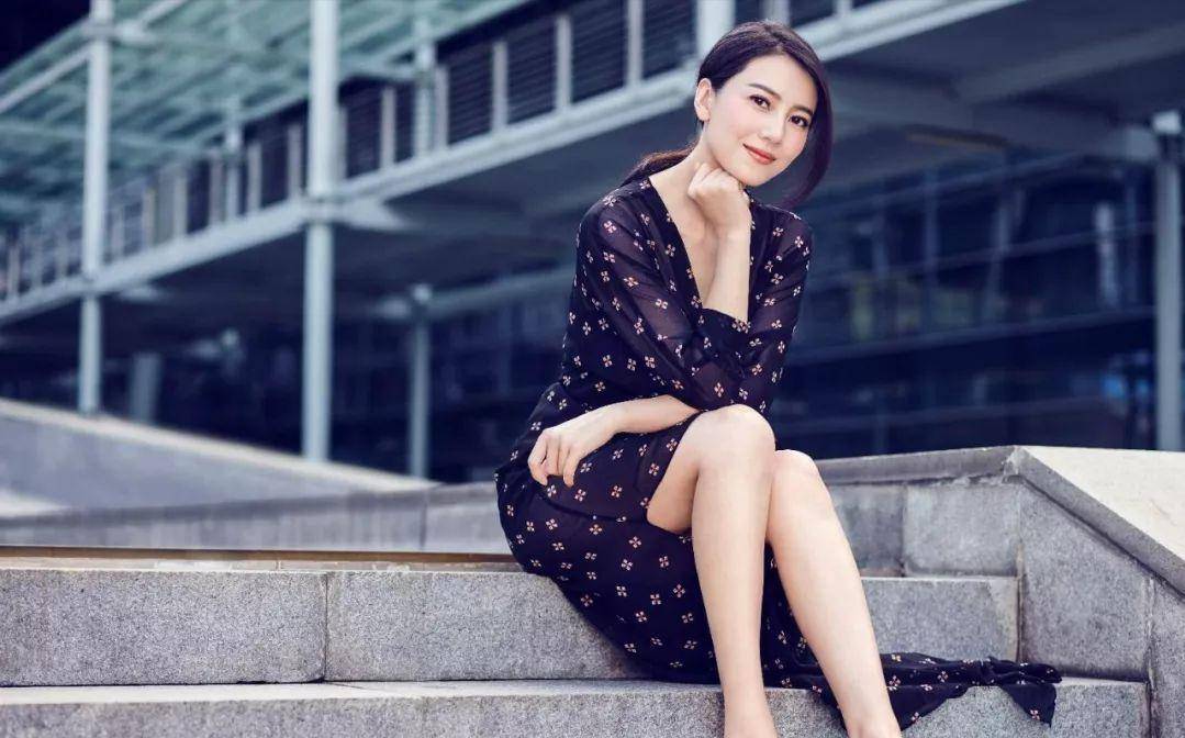 高圆圆近况复出状态依然年轻，穿衣搭配很有女神范，时尚又有气质