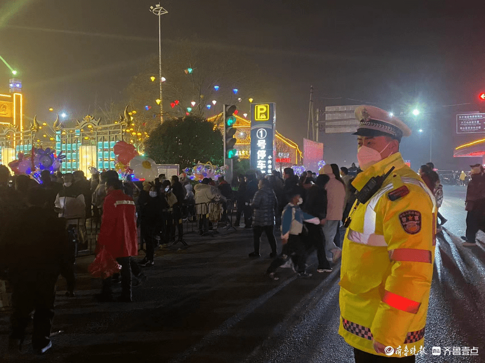 不夜城中的“荧光绿”，泰安交警东平大队护航景区道路交通平安