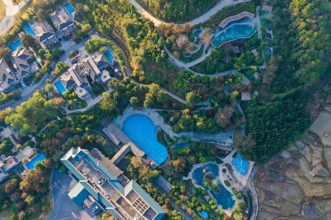 山顶的无边际温泉池是温泉区的网红打卡点，泡着温泉眺望远处的古村落，