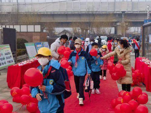 红包玩偶兔、敲响鸣志鼓、情景剧展演……胶州那几所小学开学首日仪式感拉满