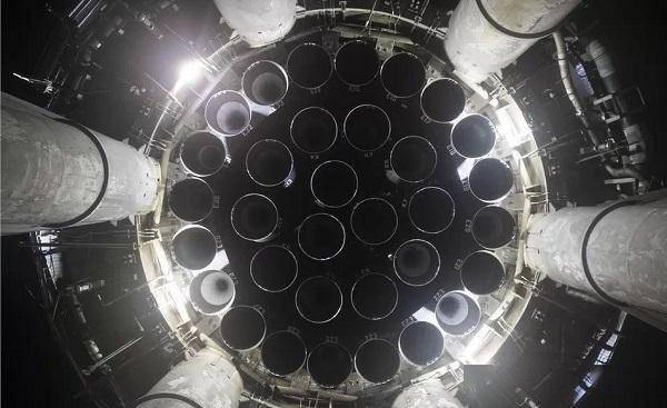 BBC：马斯克空间技术公司SpaceX测试超巨型火箭 33台发动机捆绑号称全球最强大