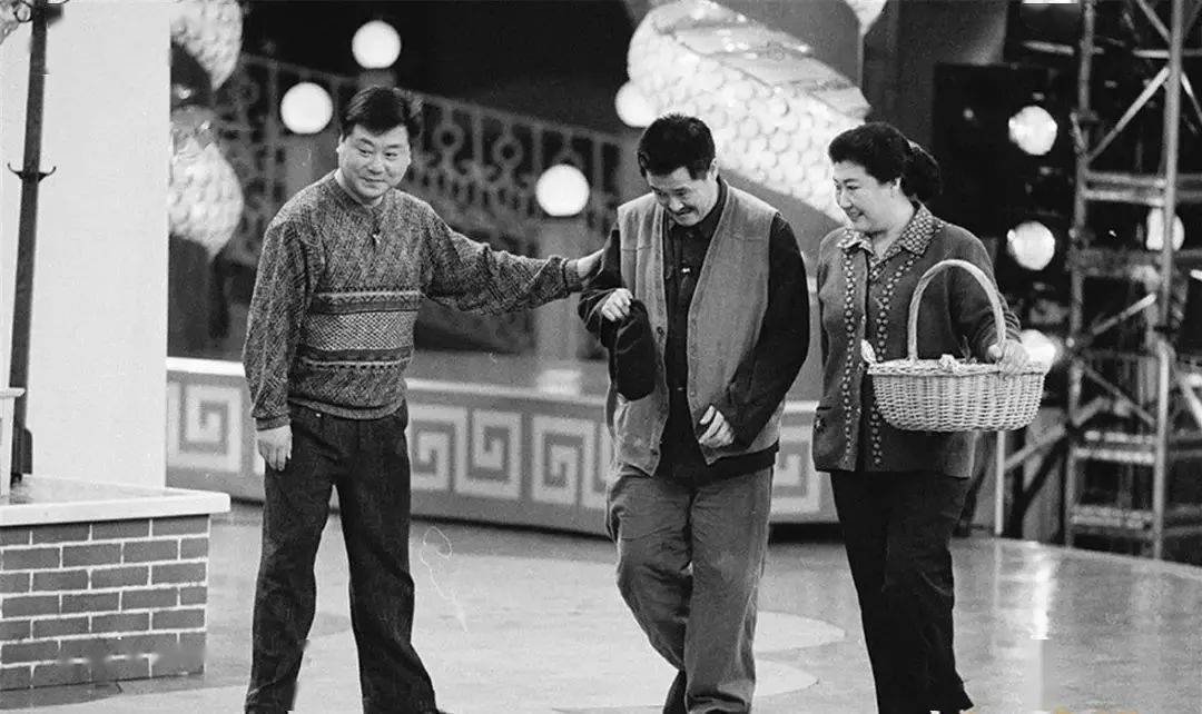 新年。1983年，中央电视台举办了第一届春晚。1996年，央视春晚彩排现场。