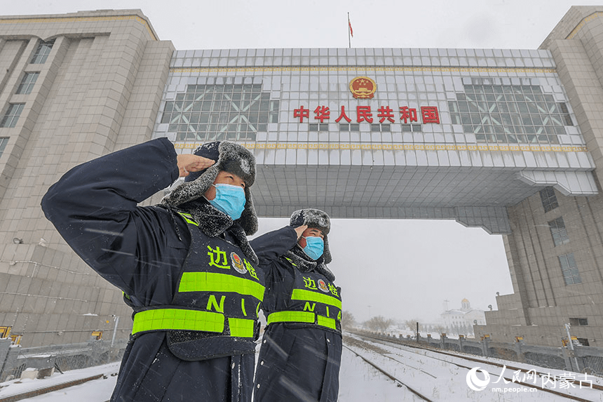 满洲里边检站：应对“倒春寒” 风雪保通关