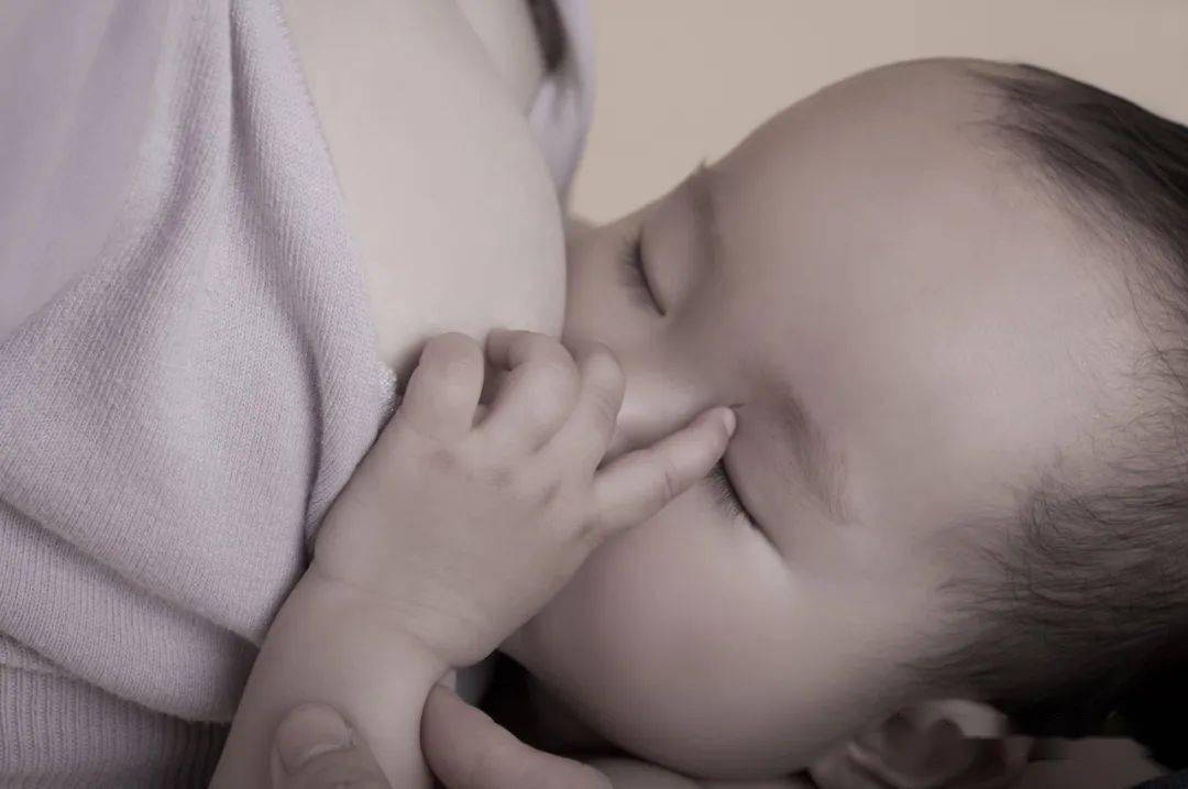 如何知道婴儿是否吃到了足够的母乳 how to know your baby is getting enough milk