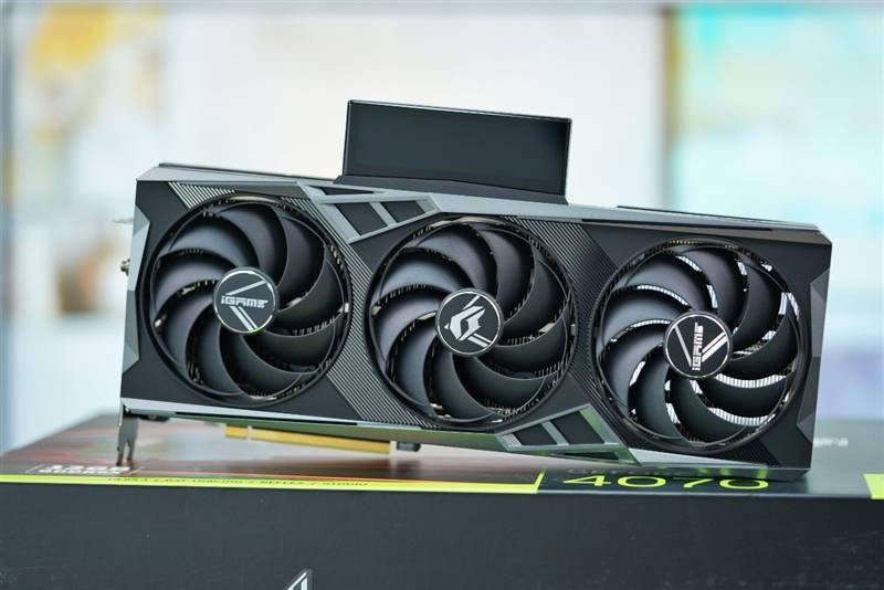 堪称堆料狂魔！iGame GeForce RTX 4070 Vulcan OC评测：游戏温度不超60度