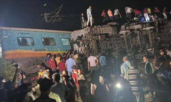 印度大型列车相撞事故细节：涉及3趟列车 幸存者谈现场惨状