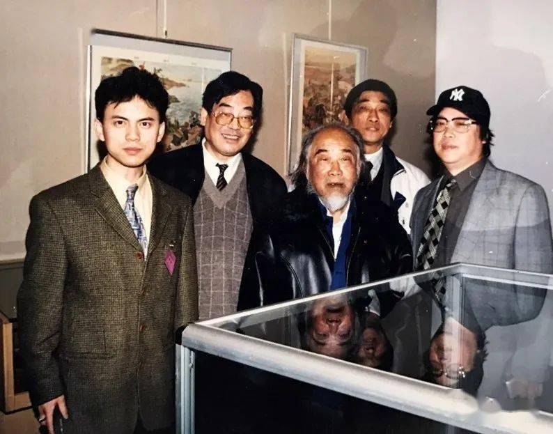 三国画家及其后裔合影(2000年)左起:盛鹤年/徐正平/徐发明(徐宏达之子)/