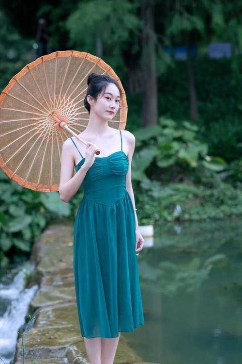 爱游戏平台吊带连衣裙这样穿高级感满满让你尽显清新淡雅的时尚风采(图11)