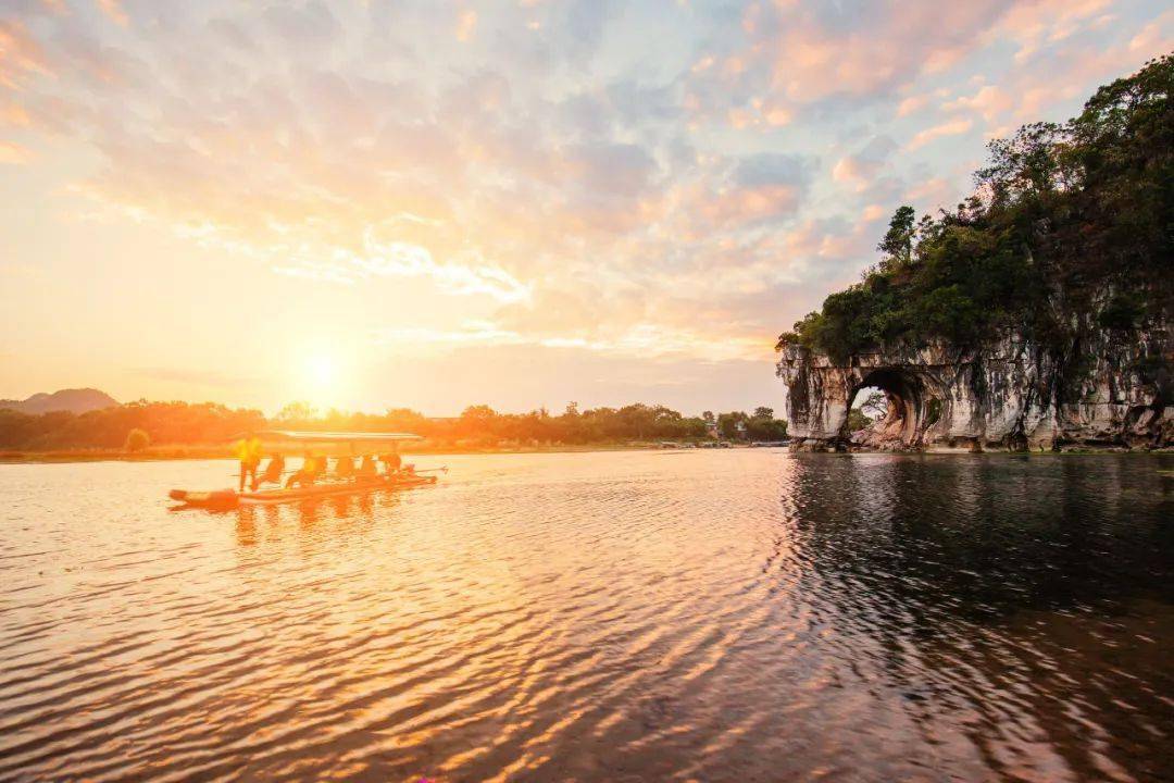 —象鼻山欣赏“象山水月”奇景，领略江水穿洞而过如明月浮水的美学风貌