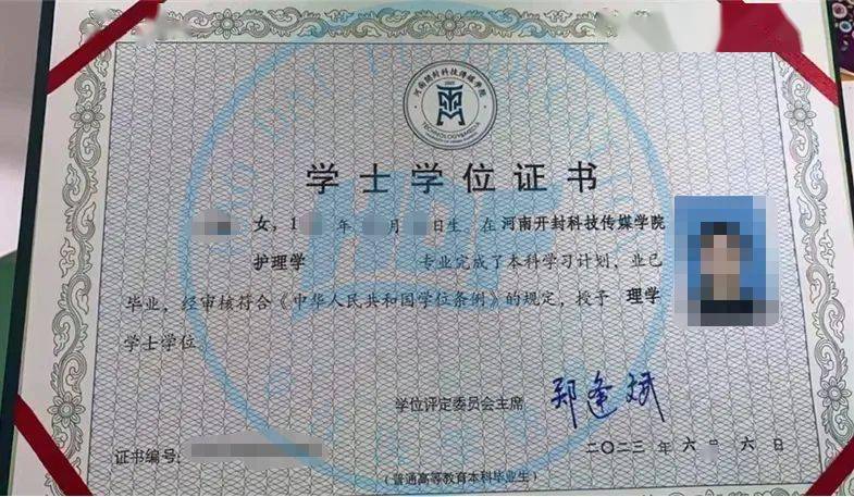 统招专升本的学位证书跟普通本科学士学位证书是完全一样的，所以小编这