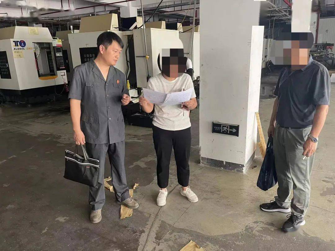 03现场执行③此次专项行动中，执行法官根据申请执行人b公司提供的财产线