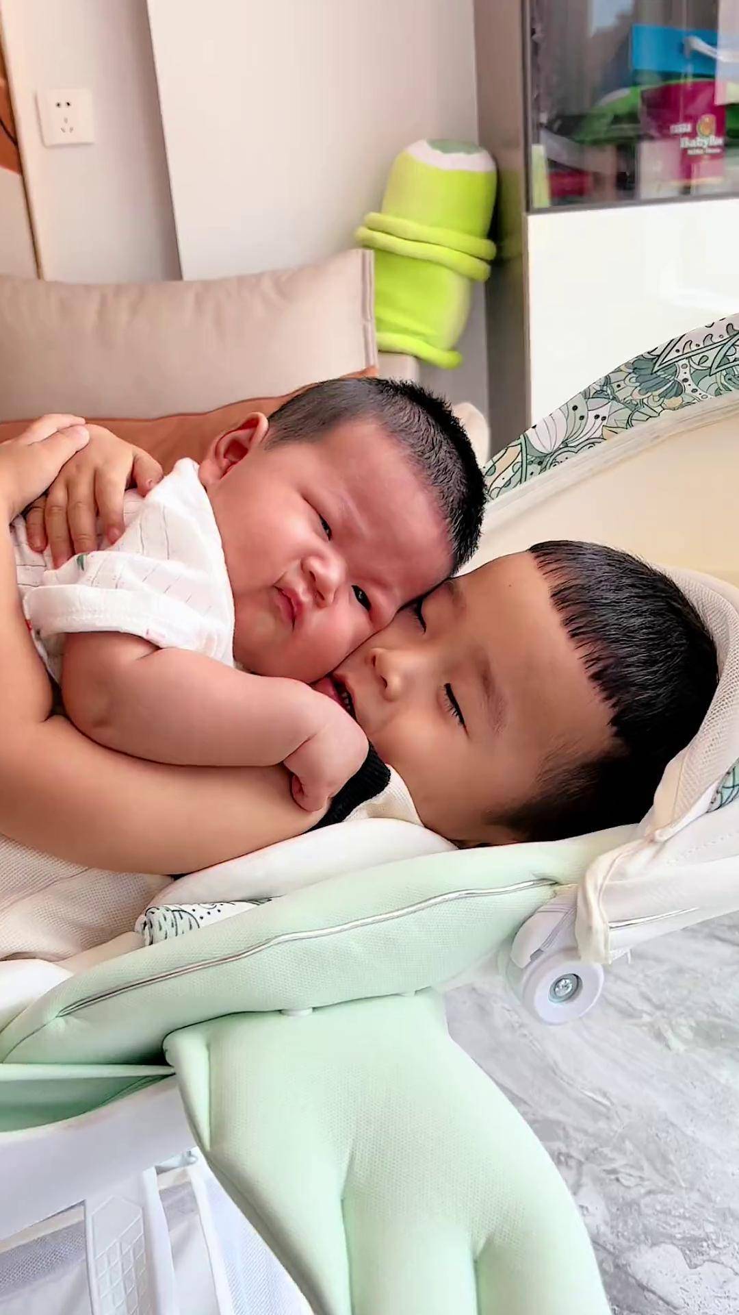 来自哥哥窒息的爱️️非要抱好有爱的画面 大宝和小宝 人类幼崽 小哥俩的日常 人类幼崽搞笑日常-频道-手机搜狐