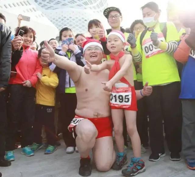 11年前，那个被“鹰爸”逼迫雪地裸跑的4岁男孩，如今怎么样了？
