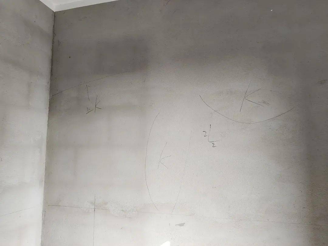 除此之外，验房最主要的问题是空鼓，客厅及四个卧室的墙面存在多处空鼓